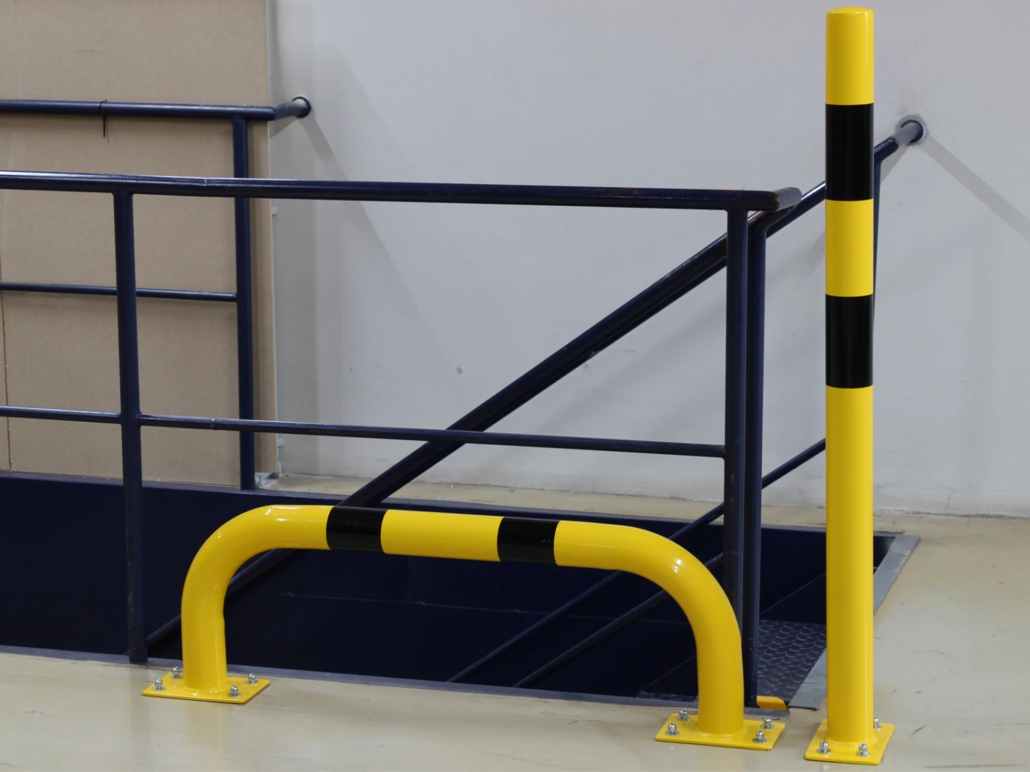 TÜV Geprüfter Rammschutzpoller In Gelb - Schwarz Aus Stahl – Bild 2